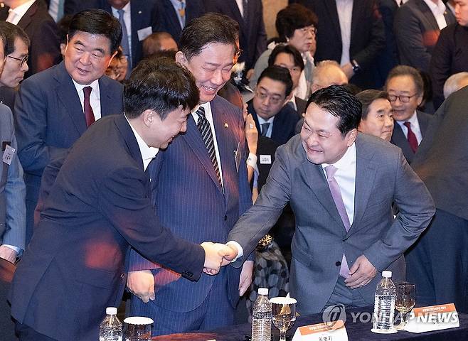 인사하는 장동혁-이준석 (서울=연합뉴스) 국민의힘 장동혁 대표(오른쪽)와 개혁신당 이준석 대표가 17일 서울 중구 롯데호텔에서 열린 중앙일보 창간60주년 기념식에서 인사하고 있다. 가운데는 더불어민주당 김병기 원내대표. 2025.9.17 [중앙일보 제공. 재판매 및 DB 금지] photo@yna.co.kr