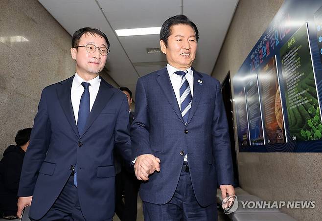 손 맞잡은 민주당 지도부 (서울=연합뉴스) 이동해 기자 = 더불어민주당 정청래 대표와 한병도 신임 원내대표가 11일 국회에서 열린 제2기 원내대표 선출을 위한 의원총회를 마친 뒤 비공개 최고위원회의에 참석하기 위해 손을 맞잡고 이동하고 있다. 2026.1.11 eastsea@yna.co.kr