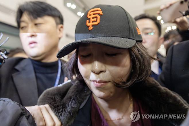 입국하는 김경 서울시의원 (영종도=연합뉴스) 윤동진 기자 = 2022년 지방선거 국면에서 더불어민주당 소속이던 강선우 의원에게 '공천헌금' 1억원을 전달한 의혹을 받는 김경 서울시의원이 11일 인천국제공항 1터미널을 통해 입국하고 있다. 2026.1.11 mon@yna.co.kr