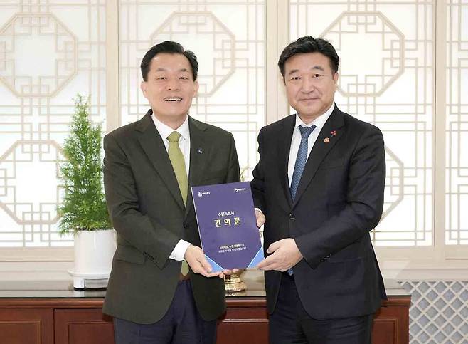 ▲ 이재준 수원특례시 시장이 윤호중 행정안전부 장관을 만났다. /사진제공=수원특례시