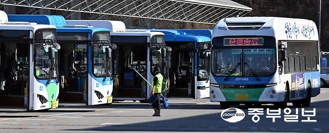 탄소중립을 이유로 도내 전기버스 수가 늘어나는 반면, 화재 시 대처하기 위한 대책은 미흡하다는 지적이 나오는 가운데 12일 오전 경기도내 한 버스차고지에 전기버스들이 줄지어 주차돼 있다. 김경민기자