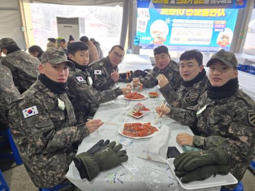 ◇지난 9일 개장한 홍천강 꽁꽁축제장을 방문한 11사단 군장병들. 사진=신하림기자