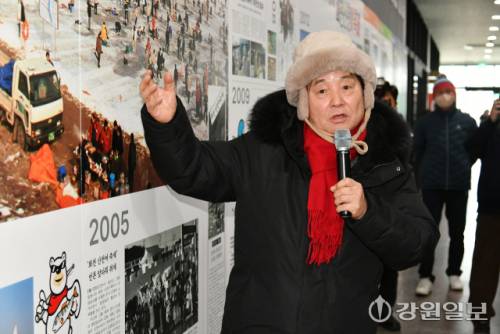 ◇‘강원의 역사전 - 화천의 어제와 오늘’이 지난 10일 청소년수련관에서 개막된 가운데 최문순 군수가 역사적인 사진과 신문기사에 대해 설명하고 있다. 역사전은 오는 2월1일까지 이어진다.