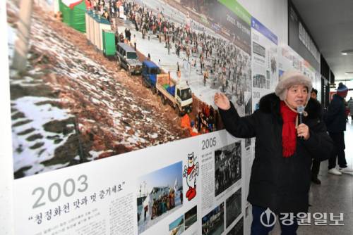 ◇‘강원의 역사전 - 화천의 어제와 오늘’이 지난 10일 청소년수련관에서 개막된 가운데 최문순 군수가 역사적인 사진과 신문기사에 대해 설명하고 있다. 역사전은 오는 2월1일까지 이어진다.