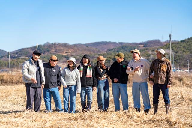 (왼쪽부터)영천의 겨울 들녘에 서 있는 청년농부 하성호, 박해원, 전혜영, 정영빈, 장나은, 김원섭, 노구완, 한종호 씨.