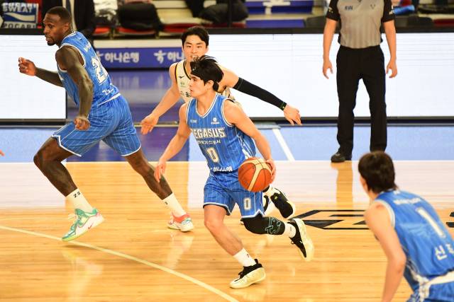 프로농구 대구 한국가스공사 페가수스의 샘조세프 벨란겔이 12일 대구체육관에서 열린 창원 LG 세이커스와의 경기에서 공을 드리블하며 LG 진영으로 달려가고 있다. KBL 제공.