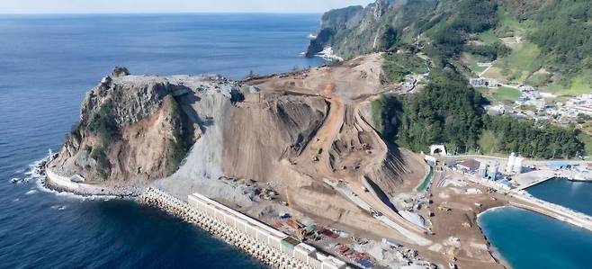 오는 2028년 완공을 목표로 건설 중인 울릉공항 건설공사 현장. 공항 개항 후 해상·항공 교통 이중화 및 안전망 구축 필요성이 제기됐다. /황진영 기자