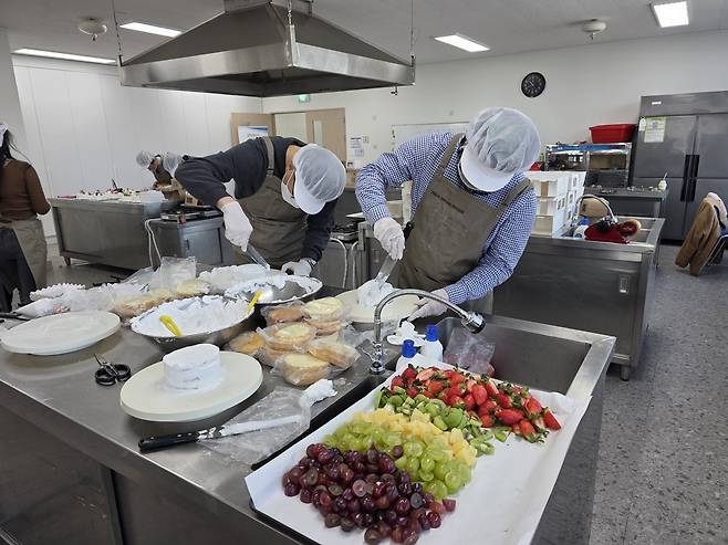 베이킹프렌즈 봉사단원들이 지역 아동센터에 전달할 케이크를 만들고 있다. /포항제철소 제공