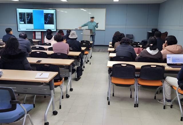 'SPS Korea'가 2024년 12월 달서구 죽전동 대구지사에서 회원들을 모아 놓고 FX마진거래 프로그램을 소개하고 있다. 피해자 제공