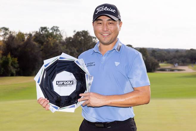 이태훈이 12일(한국시간) 끝난 LIV 골프 프로모션에서 1위를 차지한 뒤 환하게 웃으며 트로피를 들어 올리고 있다. (사진=Mike Stobe/LIV Golf)