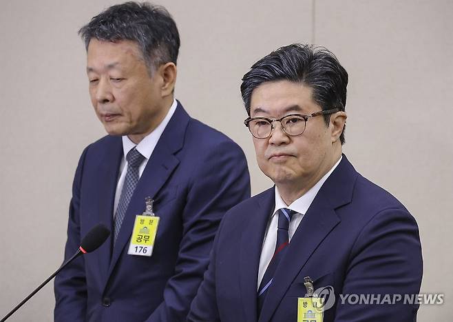 김병주 MBK파트너스 회장(오른쪽)과 김광일 MBK파트너스 부회장 겸 홈플러스 대표이사 [사진=연합뉴스]