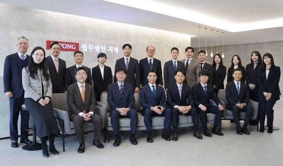 법무법인 지평 안전경영컨설팅센터를 이끌게 된 유충현(앞줄 왼쪽 다섯번째) 고문과 전문가들이 기념촬영을 하고 있다.(사진=지평)