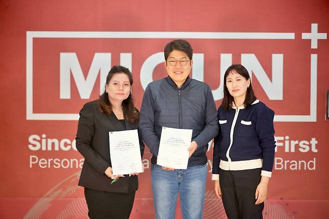 왼쪽부터 암갈란밧(B.Amgalanbat) 엡트 촐로 유한책임회사(EVT CHULUU LLC) 및 파워매그넷(POWER MAGNET) 사 대표, 장훈철 미건라이프사이언스 대표, 사랑체책 미건몽골(Migun Mongolia) 법인장. (사진=미건라이프사이언스)