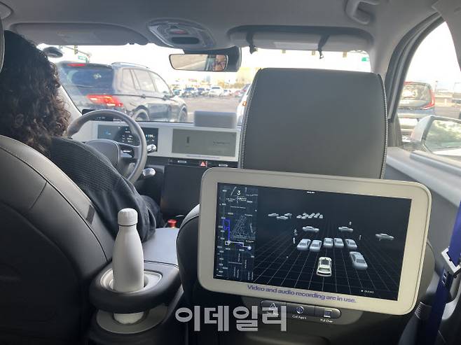 모셔널 ‘아이오닉 5’ 로보택시 주행 중 뒷좌석의 모니터에 각종 센서가 감지한 주변 교통 상황이 제시되는 모습 (사진=정병묵 기자)
