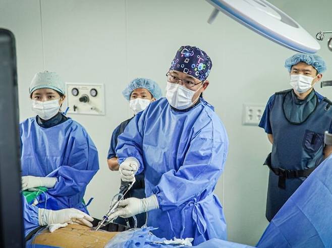 윤명수 병원장이 2025년, 아시아에서 온 외국 의사들에 단일공 척추 내시경 수술법을 시연하고 있다. 사진=부산큰병원