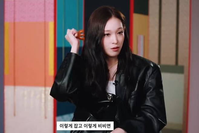 올데이프로젝트 애니가 문어 모양 괄사를 소개하고 있다. 사진=보그코리아 유튜브