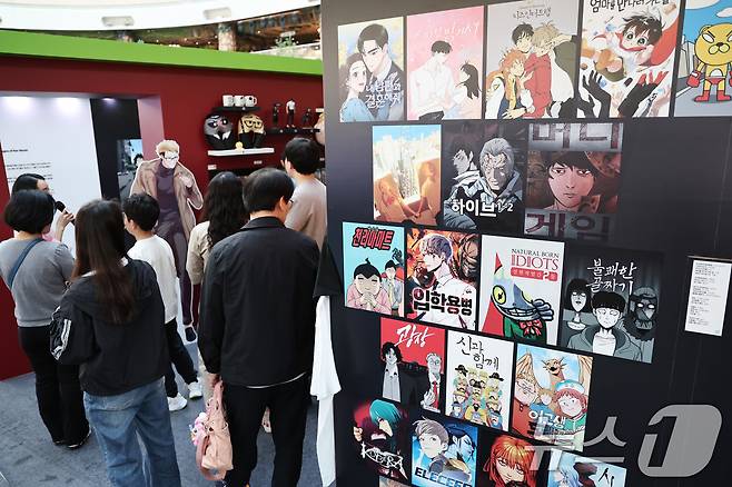 19일 오후 서울 송파구 롯데월드 아이스링크에 마련된 '2025 월드 웹툰 페스티벌' 행사장에서 관람객들이 웹툰 전시를 둘러보고 있다.  2025.10.19/뉴스1 ⓒ News1 구윤성 기자