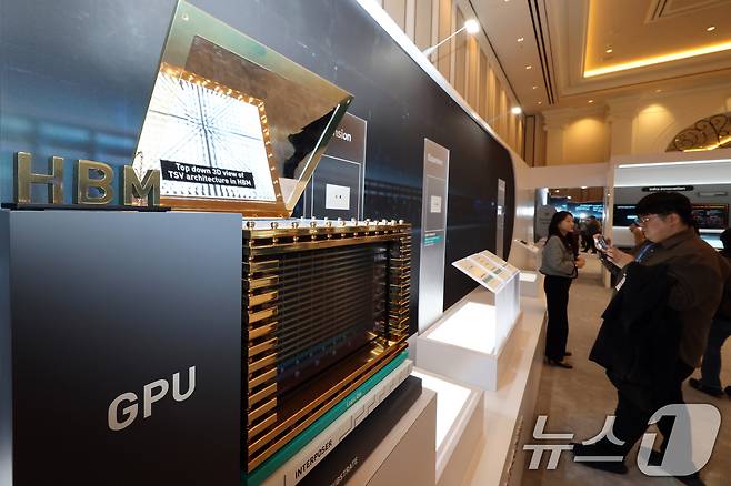 세계 최대 IT(정보기술)·가전 전시회 'CES 2026' 개막 사흘차인 8일(현지시간) 미국 네바다주 라스베이거스 베네치안호텔에 마련된 SK하이닉스 전시관에서 '프레스투어'가 진행되고 있다. 2026.1.9/뉴스1 ⓒ News1 황기선 기자