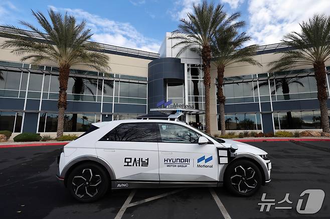 8일(현지시간) 미국 네바다주 라스베이거스 모셔널테크니컬센터 앞에서 현대차 그룹과 모셔널이 함께 개발한 아이오닉5 기반 '로보택시'가 시범주행을 하고 있다. 2026.1.12/뉴스1 ⓒ News1 황기선 기자
