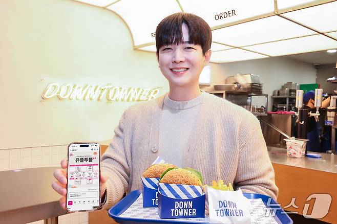 LG유플러스가 새해를 맞아 대표 멤버십 프로그램 ‘유플투쁠’의 혜택을 강화했다. 사진은 유플투쁠 제휴처 다운타우너에서 1월 대표 혜택인 버거세트를 소개하고 있는 모습. 2026.01.12/뉴스1(LGU+ 제공)