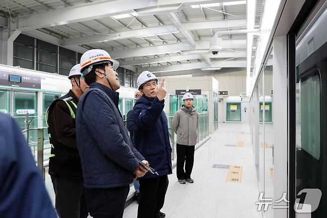 이병진 부산교통공사 사장이 지난 5일 안전점검을 위해 양산선 건설현장을 둘러보는 모습. (부산교통공사 제공. 재판매 및 DB금지)