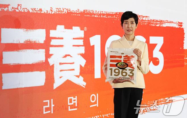 김정수 삼양식품 부회장이 제품을 들고 포즈를 취하고 있다 2025.11.3/뉴스1 ⓒ News1 오대일 기자