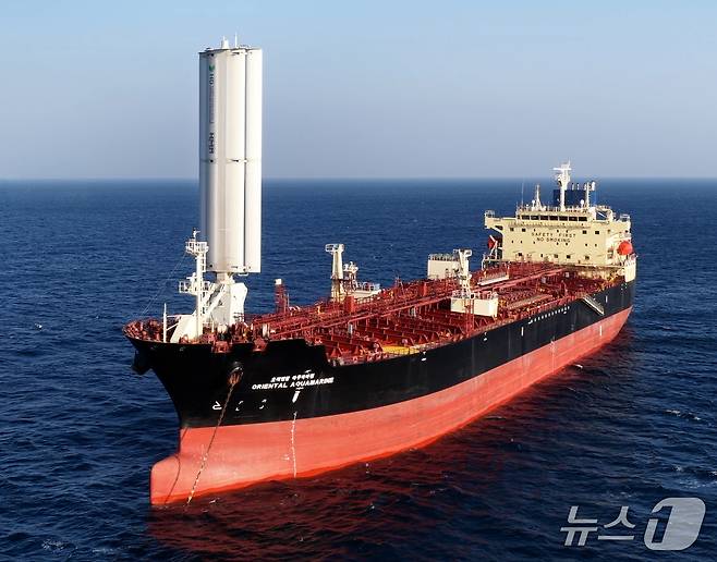 윙세일을 설치한 HMM의 5만톤급 중형 유조선(MR탱커) 오리엔탈 아쿠아마린(Oriental Aquamarine)호(HMM 제공)