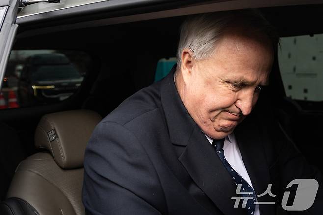 인요한 국민의힘 의원이 지난해 12월 10일 서울 여의도 국회 소통관에서 의원직 사퇴 입장 표명 기자회견을 마치고 차량에 탑승해 있다. 2025.12.10/뉴스1 ⓒ News1 이승배 기자