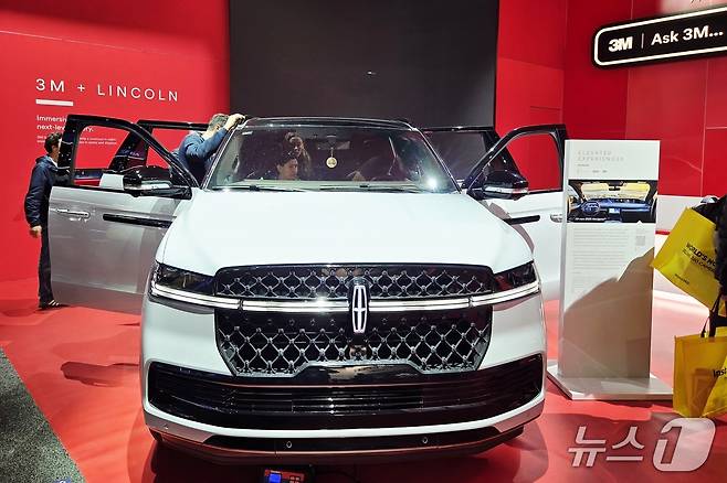 지난 6일(현지시간) 미국 라스베이거스에서 열린 CES 2026 내 마련된 3M 부스 입구에 전시된 링컨 '내비게이터'. 2026.1.6 ⓒ News1 박기범 기자