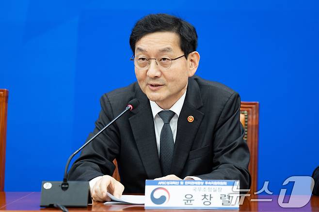 윤창렬 국무조정실장이 지난해 11월 25일 서울 여의도 국회에서 열린 더불어민주당 APEC 성과확산 및 한미관세협상 후속지원위원회 출범식 및 1차 회의에서 모두 발언을 하는 모습. 2025.11.25/뉴스1 ⓒ News1 유승관 기자