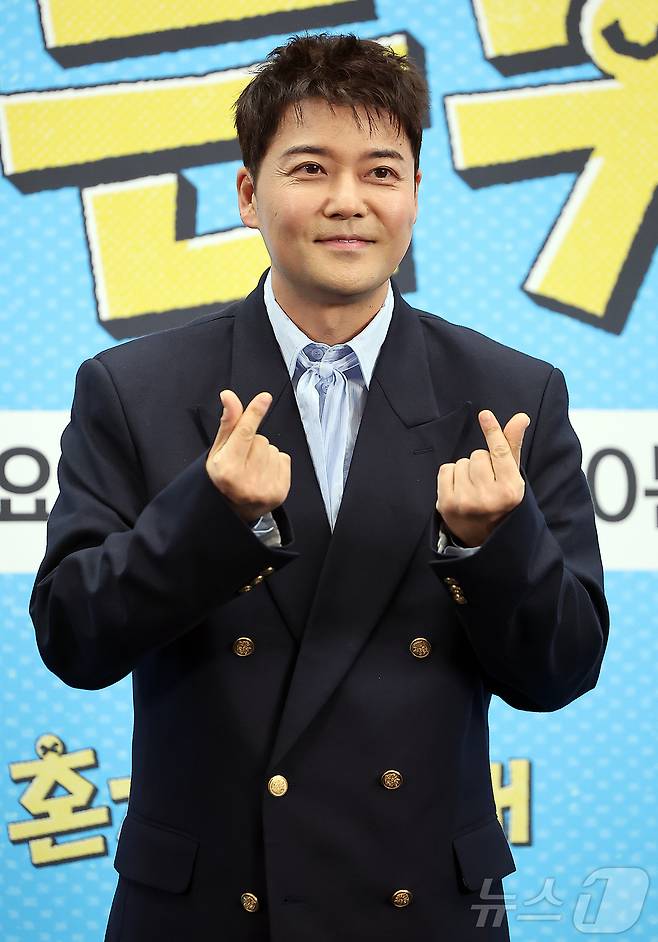 방송인 전현무가 12일 오후 서울 마포구 스탠포드호텔코리아에서 열린 JTBC ‘혼자는 못 해’ 제작발표회에 참석해 포즈를 취하고 있다. ‘혼자는 못해’는 게스트 혼자 하기 버겁거나 용기가 없어 미뤄둔 일, 함께 나누고 싶은 모든 일을 같이 해주는 ‘게스트 맞춤 팀플 버라이어티’ 예능으로 오는 13일 첫 방송된다. 2026.1.12/뉴스1 ⓒ News1 김진환 기자