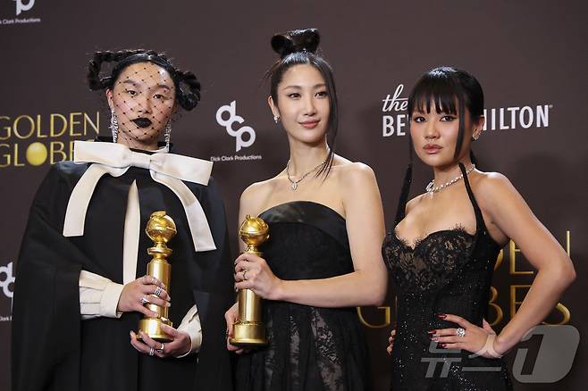오드리 누나와 이재(EJAE), 레이 아미가 11일(현지시간) 미국 캘리포니아주 베벌리힐스에서 열린 제 83회 골든글로브 시상식에서 영화 '케이팝 데몬 헌터스'의 삽입곡 '골든(Golden)'으로 최우수 오리지널 송(영화부문) 상을 받은 뒤 포즈를 취하고 있다. 2026.01.11 ⓒ 로이터=뉴스1 ⓒ News1 최종일 선임기자