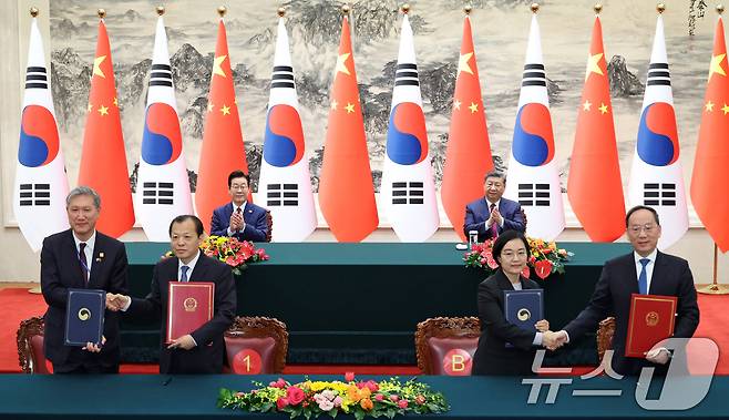 노재헌 주중대사(왼쪽부터)와 류웨이 중국 교통운수부 부장, 한성숙 중기부 장관과 리러칭 중국 공업정보화부 부장이 5일 베이징 인민대회당에서 이재명 대통령과 시진핑 국가주석이 참석한 가운데 각각 교통 분야 협력 및 중소기업과 혁신 분야에 관한 협약식을 하고 있다. 2026.1.5/뉴스1 ⓒ News1 허경 기자