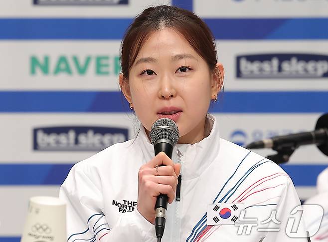 스피드스케이팅 김민선이 7일 충북 진천선수촌 챔피언하우스에서 열린 2026 밀라노코르티나동계올림픽대회 D-30 미디어데이에서 취재진의 질문에 답하고 있다. 2026.1.7/뉴스1 ⓒ News1 김성진 기자