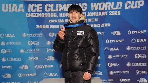 지난 10일부터 11일까지 이틀간 노스페이스 애슬리트팀 소속 이영건 선수가 경북 청송의 주왕산면 얼음골 일원에서 진행된 '2026 청송 아이스클라이밍 월드컵' 남자 리드 부문에서 동메달을 차지했다.('2026 청송 아이스클라이밍 월드컵' 남자 리드 부문 동메달을 획득한 노스페이스 애슬리트팀 이영건 선수). /사진=노스페이스