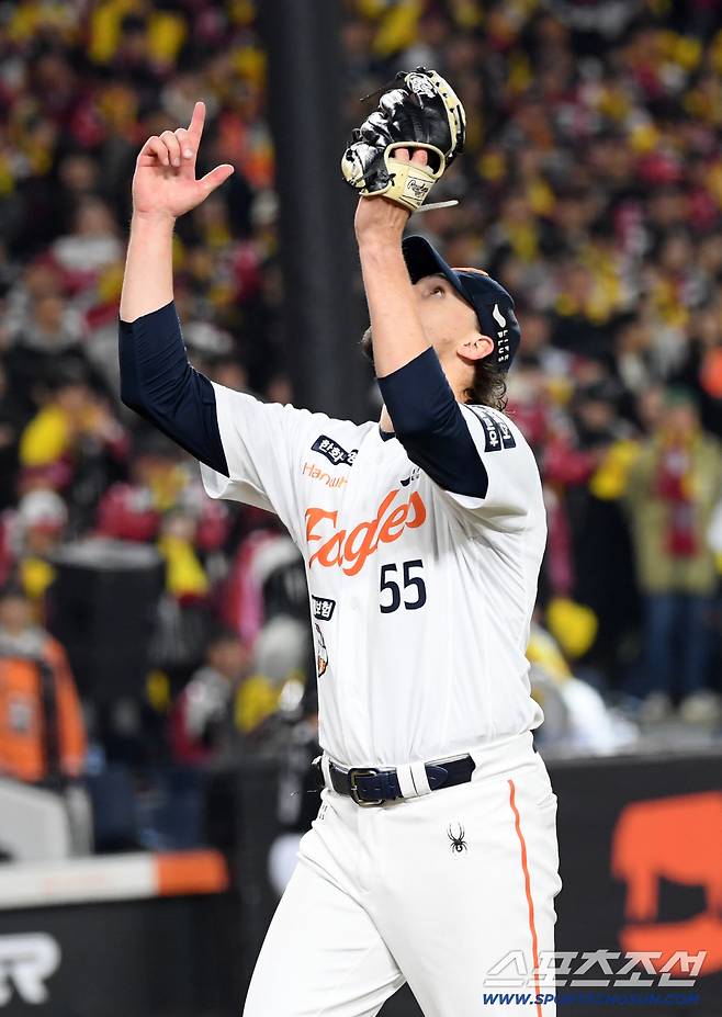 30일 대전 한화생명볼파크에서 열린 한국시리즈 4차전 한화 이글스와 LG 트윈스의 경기. 8,2이닝 무실점 호투를 펼친 한화 선발 와이스가 포효하고 있다. 대전=박재만 기자 pjm@sportschosun.com/2025.10.30/