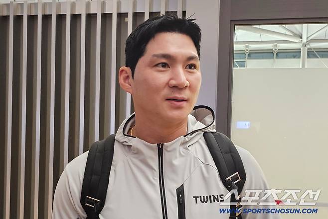 캠프 출발전 취재진과 만난 오지환. 김영록 기자