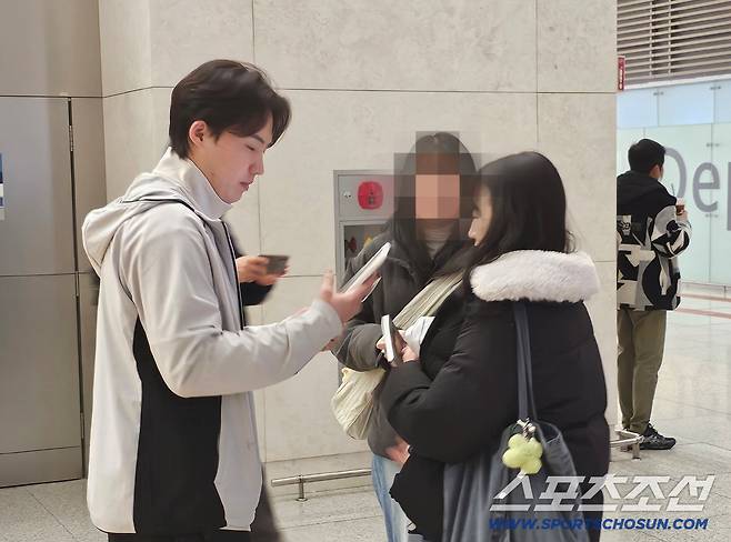 캠프 출발전 취재진과 만난 오지환. 김영록 기자