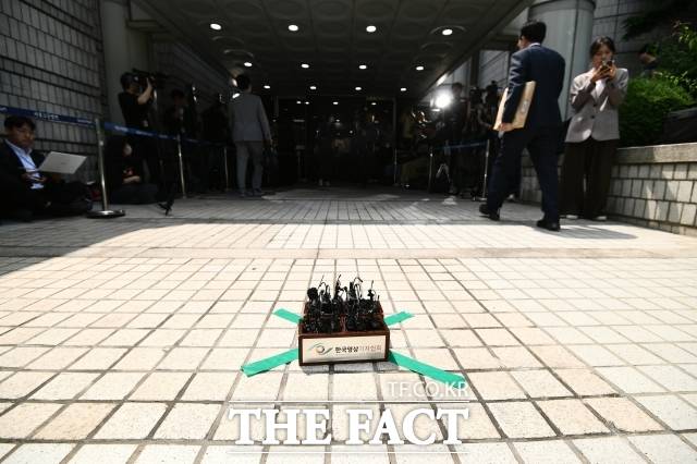 사진은 2024년 7월 가수 김호중이 서울 서초구 서울중앙지방법원에서 열린 구속 전 피의자 심문(영장실질심사)에 출석할 당시 김호중을 취재하기 위한 마이크가 놓여 있다. /더팩트 DB