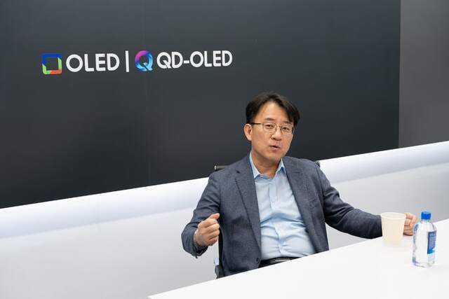 지난 7일(현지시간) CES 2026 현장을 찾은 이청 삼성디스플레이 대표이사 사장이 기자간담회에서 반도체 가격 상승 부담에 대해 설명하고 있다. /삼성디스플레이