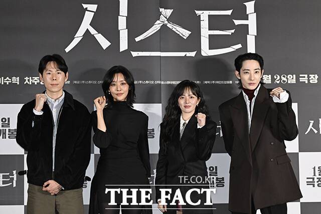 진성문 감독과 배우 차주영, 이수혁, 정지소(왼쪽부터)가 12일 오후 서울 용산구 CGV 용산아이파크몰점에서 열린 영화 '시스터' 언론시사회 및 기자간담회에 참석해 포즈를 취하고 있다. /송호영 기자