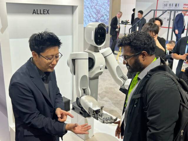 김용재 위로보틱스 대표(왼쪽)가 6일(현지시간) 미국 라스베이거스에서 열린 CES 2026에서 엔비디아 관계자에게 '알렉스' 시연을 선보이고 있다. (사진=지디넷코리아 신영빈 기자)