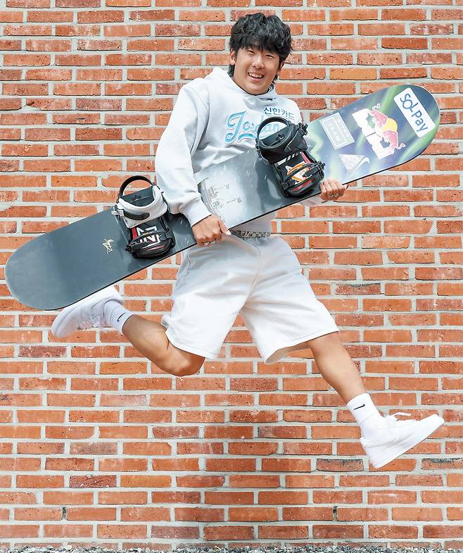 장련성 기자“나만의 기술 더 갈고 닦겠다”   한국 스노보드 하프파이프 국가대표 이채운이 자신의 보드를 들고 폴짝 뛰어 올랐다. 그는 “나만의 기술을 더 갈고닦아 올림픽 때 완벽하게 선보이겠다”고 말했다.