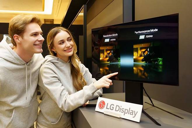 5일 미국 라스베이거스에서 LG디스플레이 모델들이 세계 최고 주사율(720Hz)을 구현하는 게이밍 OLED 패널을 소개하고 있다. ⓒLG디스플레이