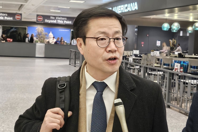 여한구 산업통상부 통상교섭본부장이 11일(현지시간) 워싱턴 DC 인근 덜레스 국제공항을 통해 미국으로 입국하면서 취재진의 질문에 답하고 있다. 연합뉴스