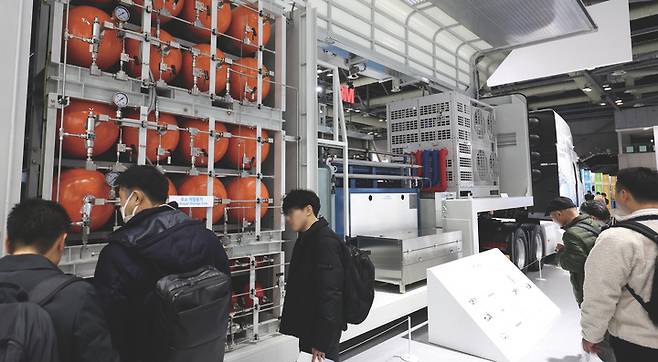 2025년 12월 4일 경기도 고양시 킨텍스에서 열린 월드 하이드로젠 엑스포 2025 (WORLD HYDROGEN EXPO 2025)에서 관람객들이 이동형 수소충전소를 살펴보고 있다. 사진 뉴시스