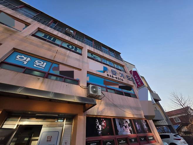 파주시의 한 초등학교 앞 학원들이 위치한 건물 사진 / 사진출처 : 본인촬영