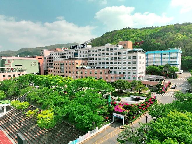 대전보건대학교가 고용노동부·한국산업인력공단이 추진하는 ‘2026년 지역산업맞춤형 인력양성사업 수행기관’에 선정됐다. 대전보건대 제공