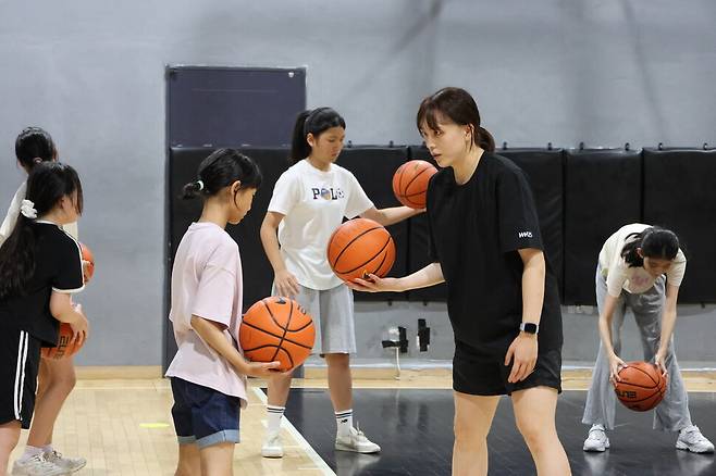 다양한 운동을 배우면서 신체 협응력과 체력을 키우는 아이들. 위밋업스포츠 제공