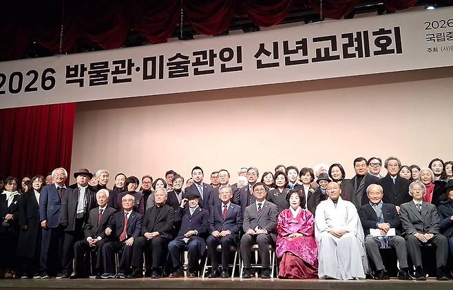 12일 오후 박물관·미술관인 신년교례회 행사를 마친 직후 최휘영 문체부 장관과 유홍준 국립중앙박물관장, 김종규 전 한국박물관협회장, 조한희 한국박물관협회장, 수덕사근역성보박물관장 주경 스님 등 주요 참석자들이 연단에서 기념사진을 찍고 있다. 노형석 기자